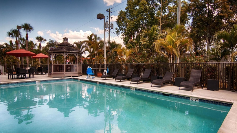 Imagen de la piscina del Hotel Days Inn and Suites by Wyndham Bonita Springs North Naples. Foto 16