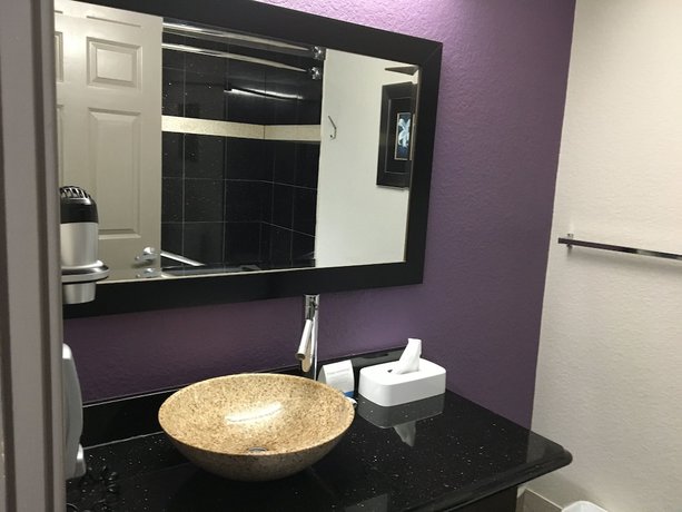 Imagen de la habitación del Hotel Days Inn and Suites by Wyndham Bonita Springs North Naples. Foto 9