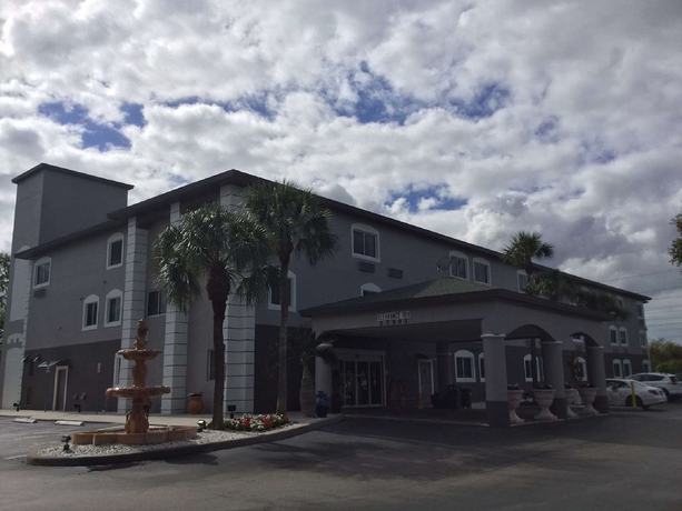 Imagen general del Hotel Days Inn and Suites by Wyndham Bonita Springs North Naples. Foto 1