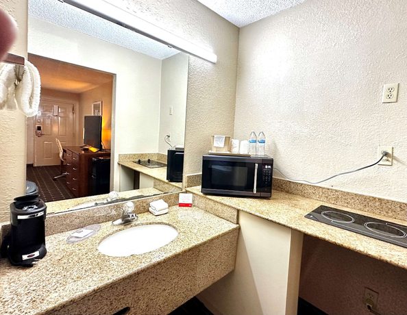 Imagen de la habitación del Hotel Days Inn and Suites by Wyndham Bossier City/Casino Area. Foto 10
