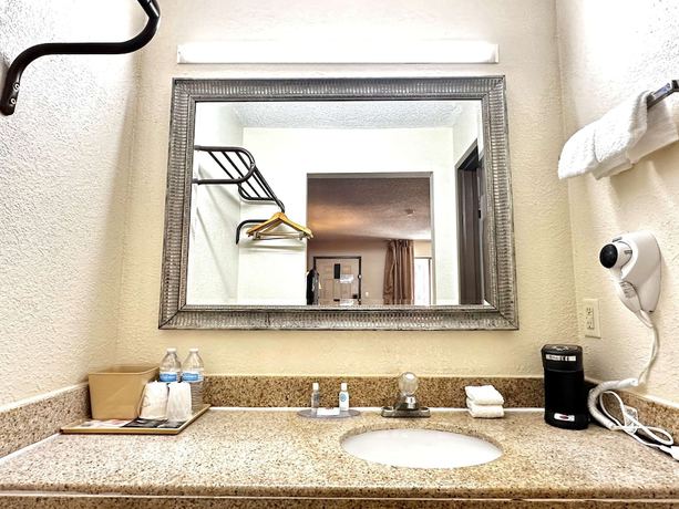 Imagen de la habitación del Hotel Days Inn and Suites by Wyndham Bossier City/Casino Area. Foto 11