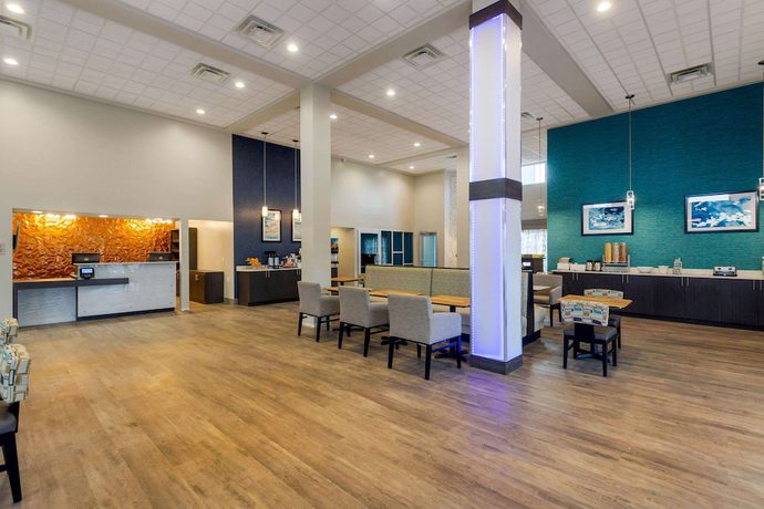 Imagen de los interiores del Hotel Days Inn and Suites by Wyndham Bowling Green. Foto 14