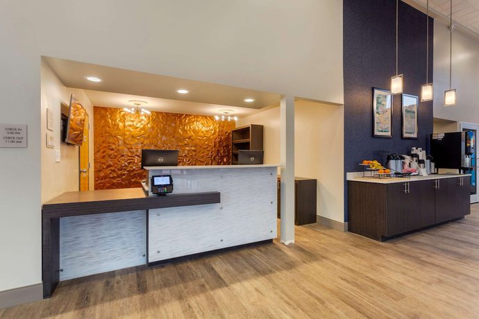 Imagen de los interiores del Hotel Days Inn and Suites by Wyndham Bowling Green. Foto 16