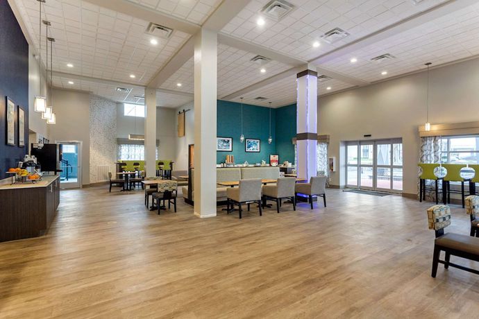 Imagen de los interiores del Hotel Days Inn and Suites by Wyndham Bowling Green. Foto 17