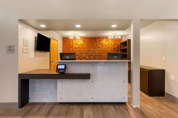 Imagen de los interiores del Hotel Days Inn and Suites by Wyndham Bowling Green. Foto 18
