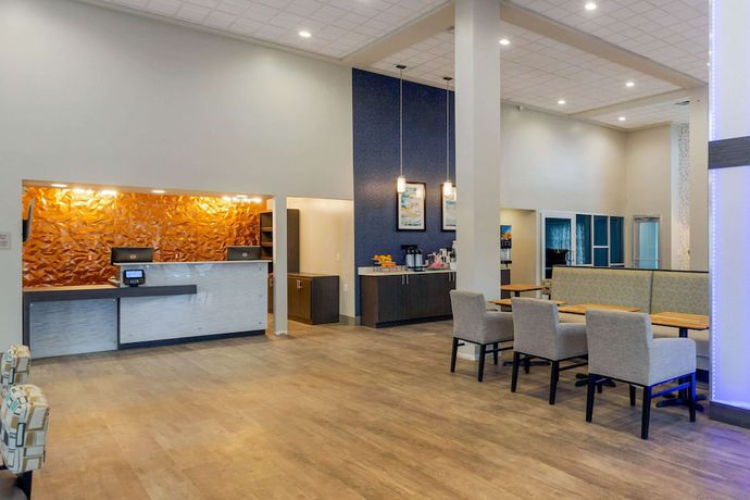 Imagen de los interiores del Hotel Days Inn and Suites by Wyndham Bowling Green. Foto 20