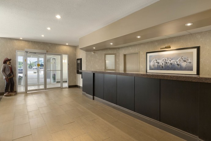 Imagen de los interiores del Hotel Days Inn and Suites by Wyndham Brandon. Foto 15