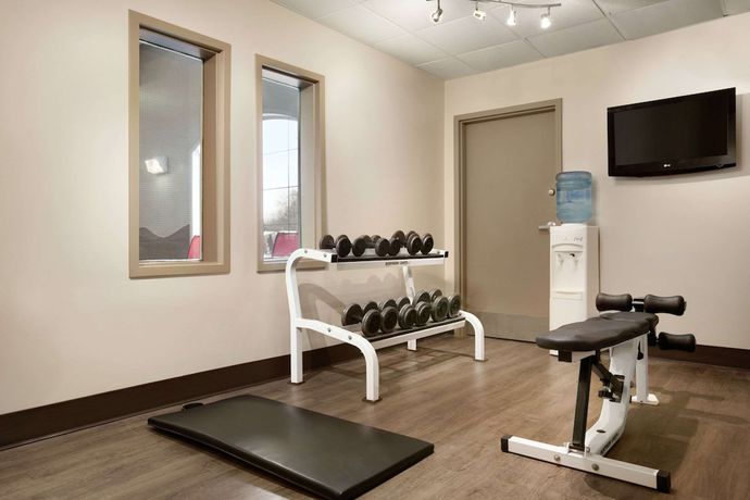 Imagen de los interiores del Hotel Days Inn and Suites by Wyndham Brandon. Foto 16