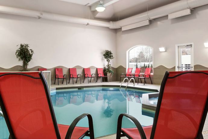Imagen de la piscina del Hotel Days Inn and Suites by Wyndham Brandon. Foto 18