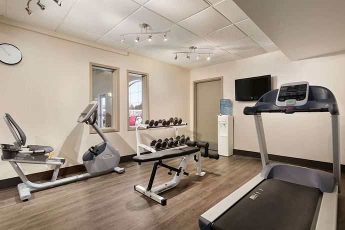 Imagen de los interiores del Hotel Days Inn and Suites by Wyndham Brandon. Foto 17
