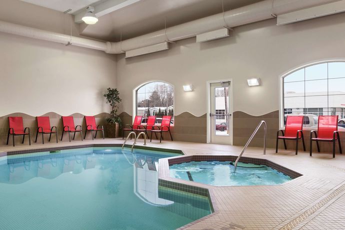 Imagen de la piscina del Hotel Days Inn and Suites by Wyndham Brandon. Foto 19