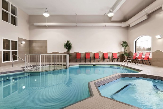 Imagen de la piscina del Hotel Days Inn and Suites by Wyndham Brandon. Foto 20