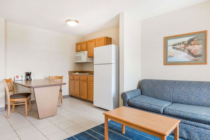 Imagen de la habitación del Hotel Days Inn and Suites by Wyndham Bridgeport - Clarksburg. Foto 2