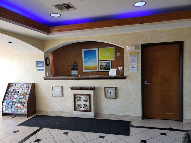 Imagen de los interiores del Hotel Days Inn and Suites by Wyndham Cleburne TX. Foto 19