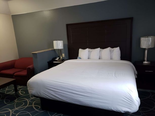 Imagen de la habitación del Hotel Days Inn and Suites by Wyndham Cleburne TX. Foto 9