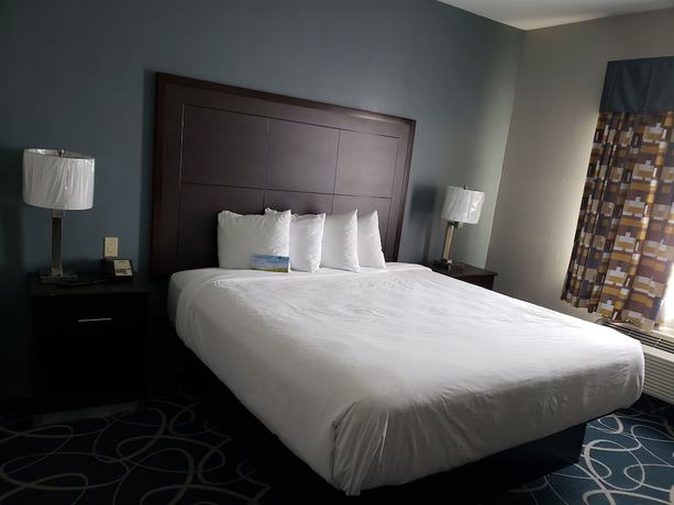 Imagen de la habitación del Hotel Days Inn and Suites by Wyndham Cleburne TX. Foto 11