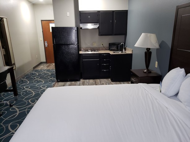 Imagen de la habitación del Hotel Days Inn and Suites by Wyndham Cleburne TX. Foto 13