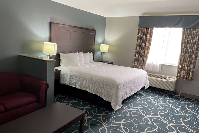 Imagen de la habitación del Hotel Days Inn and Suites by Wyndham Cleburne TX. Foto 17