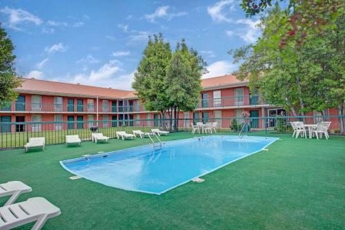 Imagen general del Hotel Days Inn and Suites by Wyndham Collierville Germantown Area. Foto 3