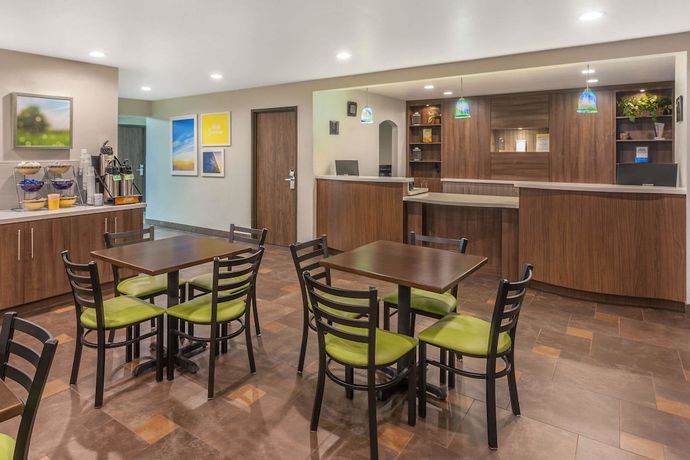 Imagen de los interiores del Hotel Days Inn and Suites by Wyndham East Flagstaff. Foto 20