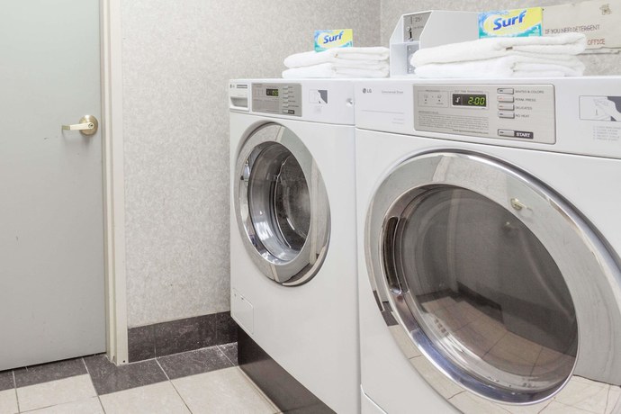 Imagen de los interiores del Hotel Days Inn and Suites by Wyndham Huntsville, Huntsville. Foto 17