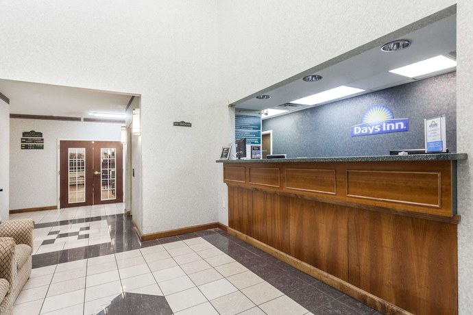 Imagen de los interiores del Hotel Days Inn and Suites by Wyndham Huntsville, Huntsville. Foto 18