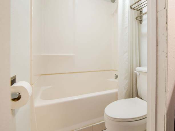 Imagen de la habitación del Hotel Days Inn and Suites by Wyndham Indianapolis Airport East. Foto 2