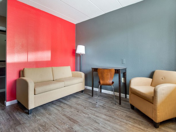 Imagen de la habitación del Hotel Days Inn and Suites by Wyndham Indianapolis Airport East. Foto 6