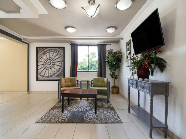 Imagen de los interiores del Hotel Days Inn and Suites by Wyndham Indianapolis Airport East. Foto 17