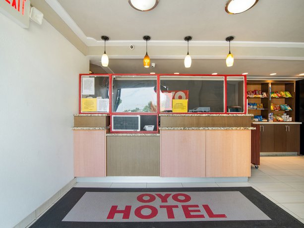 Imagen de los interiores del Hotel Days Inn and Suites by Wyndham Indianapolis Airport East. Foto 18