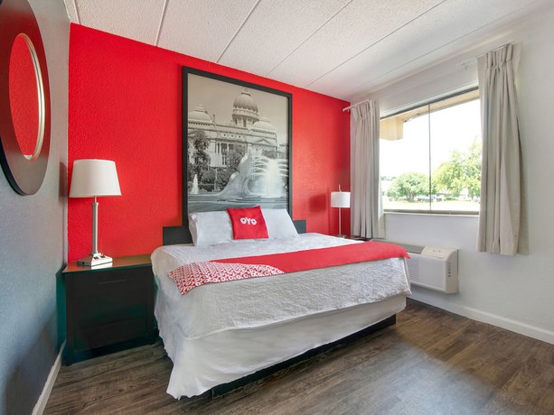 Imagen de la habitación del Hotel Days Inn and Suites by Wyndham Indianapolis Airport East. Foto 8