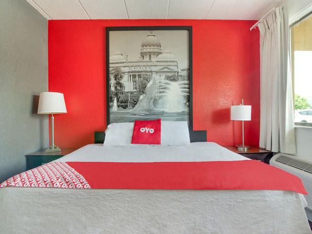 Imagen de la habitación del Hotel Days Inn and Suites by Wyndham Indianapolis Airport East. Foto 11