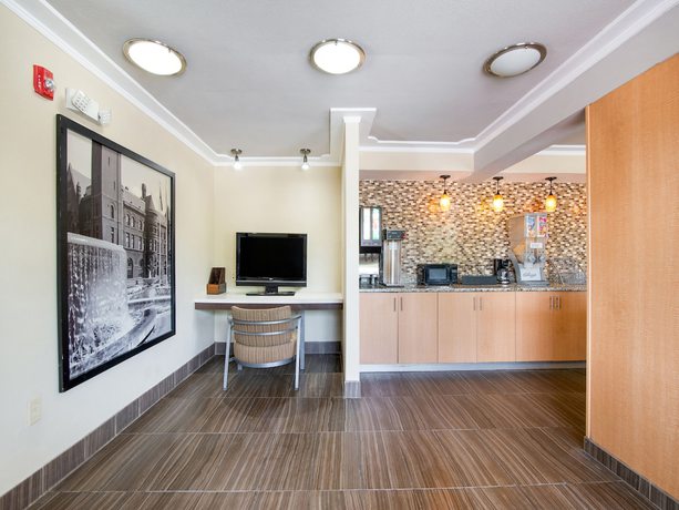 Imagen de los interiores del Hotel Days Inn and Suites by Wyndham Indianapolis Airport East. Foto 20