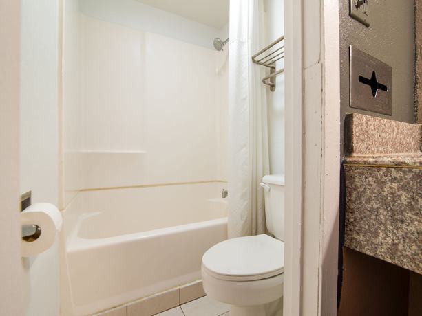 Imagen de la habitación del Hotel Days Inn and Suites by Wyndham Indianapolis Airport East. Foto 13