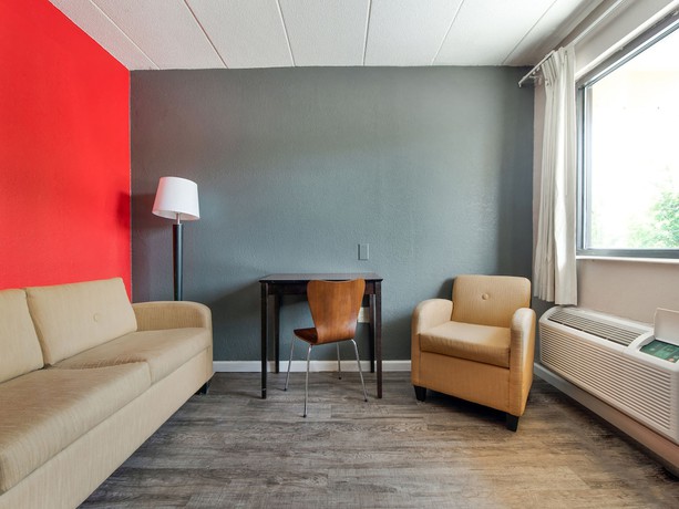Imagen de la habitación del Hotel Days Inn and Suites by Wyndham Indianapolis Airport East. Foto 15