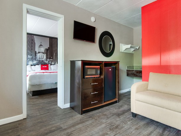 Imagen de la habitación del Hotel Days Inn and Suites by Wyndham Indianapolis Airport East. Foto 16