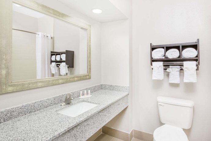 Imagen de la habitación del Hotel Days Inn and Suites by Wyndham Madisonville. Foto 6