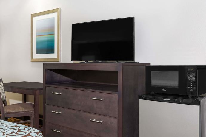 Imagen de la habitación del Hotel Days Inn and Suites by Wyndham Madisonville. Foto 7