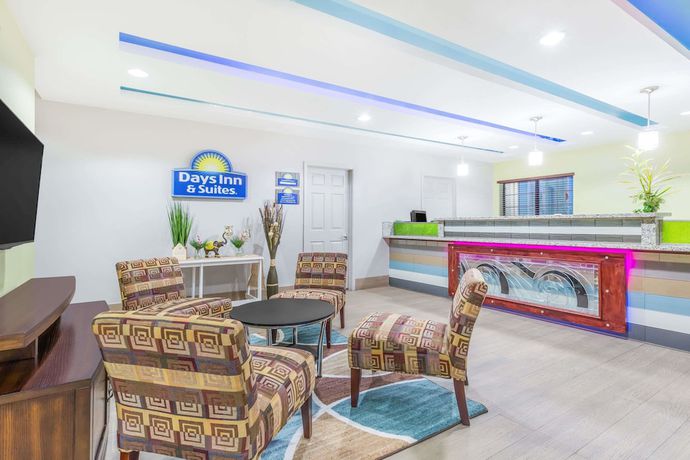 Imagen de los interiores del Hotel Days Inn and Suites by Wyndham Madisonville. Foto 16