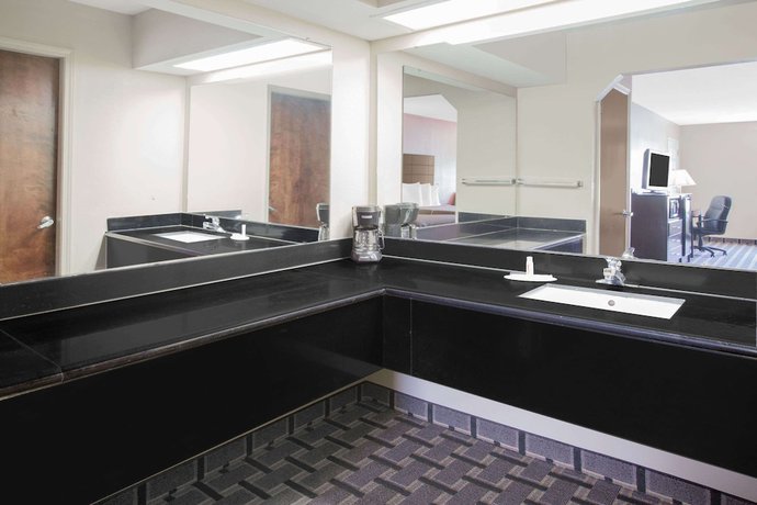 Imagen de la habitación del Hotel Days Inn and Suites by Wyndham Pine Bluff. Foto 8