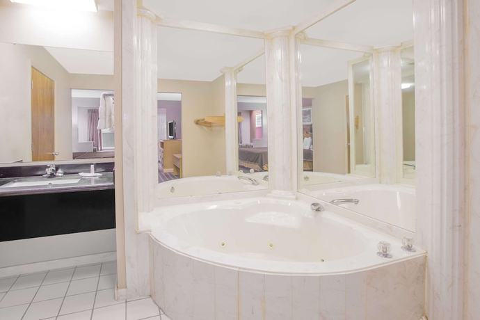 Imagen de la habitación del Hotel Days Inn and Suites by Wyndham Pine Bluff. Foto 10