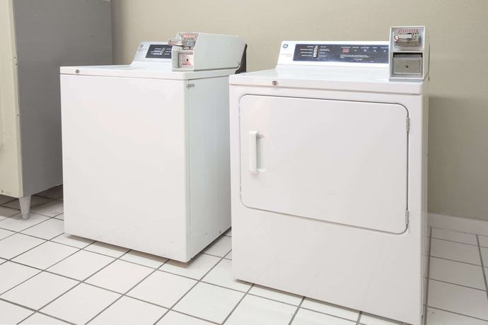 Imagen de los interiores del Hotel Days Inn and Suites by Wyndham Pine Bluff. Foto 15