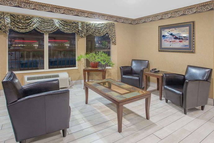 Imagen de los interiores del Hotel Days Inn and Suites by Wyndham Pine Bluff. Foto 16