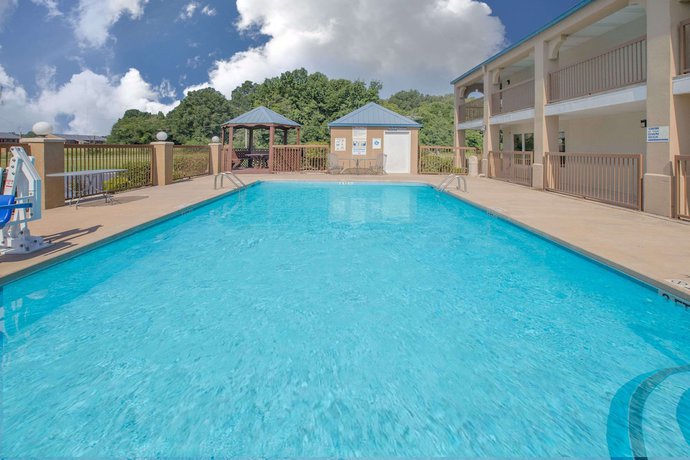 Imagen de la piscina del Hotel Days Inn and Suites by Wyndham Pine Bluff. Foto 17