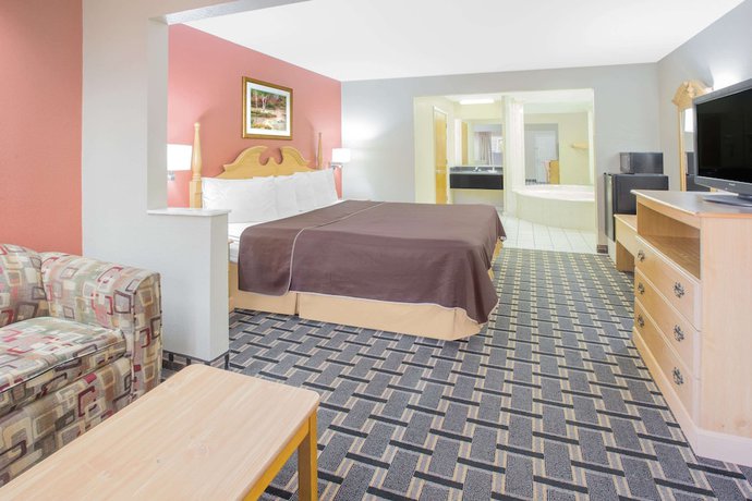 Imagen de la habitación del Hotel Days Inn and Suites by Wyndham Pine Bluff. Foto 14