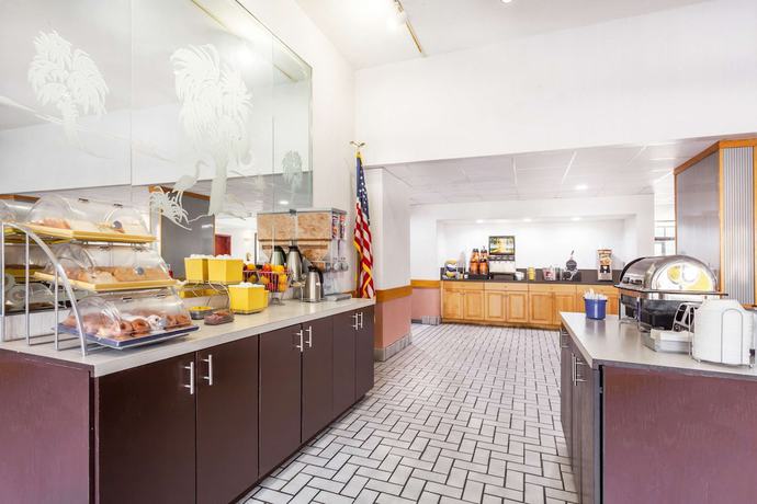 Imagen del bar/restaurante del Hotel Days Inn and Suites by Wyndham SE Columbia Ft Jackson. Foto 2
