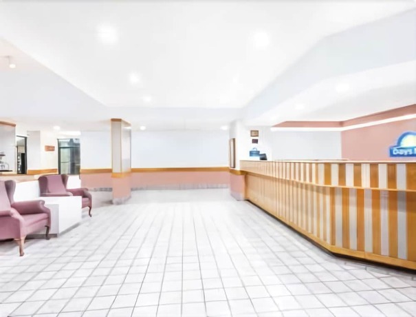 Imagen de los interiores del Hotel Days Inn and Suites by Wyndham SE Columbia Ft Jackson. Foto 14