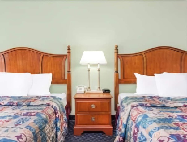 Imagen de la habitación del Hotel Days Inn and Suites by Wyndham SE Columbia Ft Jackson. Foto 8