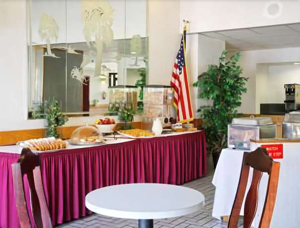 Imagen del bar/restaurante del Hotel Days Inn and Suites by Wyndham SE Columbia Ft Jackson. Foto 3