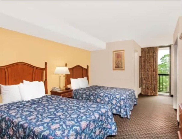 Imagen de la habitación del Hotel Days Inn and Suites by Wyndham SE Columbia Ft Jackson. Foto 10